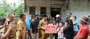 Rumahnya Roboh, Warga Desa Bulok Bersyukur Bupati Nanang Ermanto Datang dan Beri Bantuan