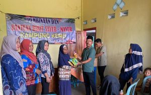 Penyerahan Bibit Sayuran Oleh Kepala Kampung Kemu Kepada KWT