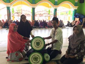 Majelis Taklim Alhidayah Terima Satu Set Alat Rebana Dari Pemerintah Kampung 