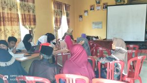 Bidan Desa Banjar Ratu Melaksanakan Pemeriksaan Kesehatan Guna Memastikan Kesehatan Warga