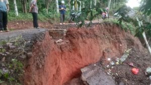 H.Romli Meminta Kadis PU Perbaiki Jalan Dusun 3 Banjar Sakti Yang Putus Akibat Longsor