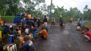 Kepala Kampung Banjar Ratu Ajak Perangkatnya Gotong-Royong