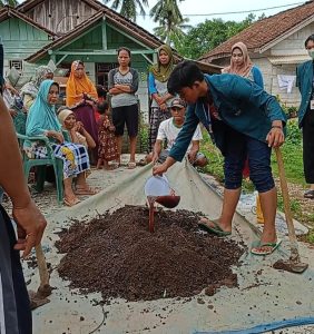 Mahasiswa KKN Unila Ajarkan Ibu-ibu PKK Membuat Pupuk Kompos