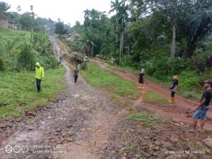 Kadus Dusun 2 Gajah Mandi Kampung Bonglai Pimpin Gotong Royong
