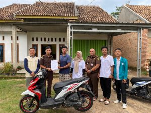 Kejari Waykanan Kembalikan Barang Bukti Yang Telah Mempunyai Kekuatan  Hukum Tetap Ke Pada Korban Di Kampung Pakuan Baru