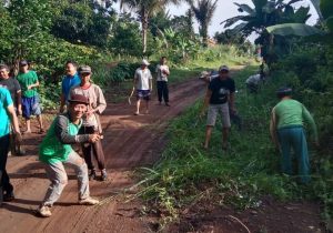 Kadus Mekar Laksana Kampung Bonglai Pimpin Gotong  Royong Di Ruas Jalan Penghubung Antara Bonglai dan Bukit Kemuning