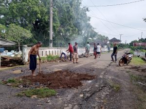 Kepala Kampung Negeri Mulya Ajak Perangkatnya Gotong-Royong Di Dusun Dua