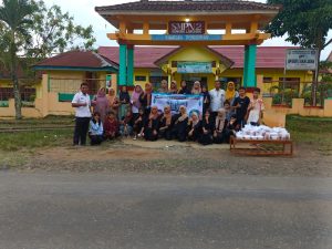 Berbagi Antar Sesama di Bulan Suci Ramadhan, Siswa UPT SMPN 2 Gula Bagi-Bagi Takjil