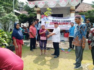 Camat Baradatu Serahkan Bantuan  Bibit Alpukat Di Kampung Banjar Mulya