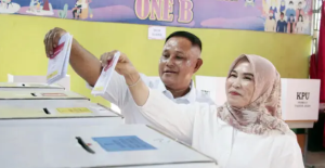 Nanang Ermanto dan Istri Nyoblos di TPS 001 Desa Way Galih, Pesan Jangan Golput
