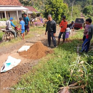 Kepala Kampung dan Kadus Gotong- Royong Membersihkan Jalan Kabupaten