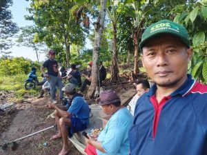Kepala Kampung Gunung Baru  Bergotong Royong Di Jalan Lingkar Kampung