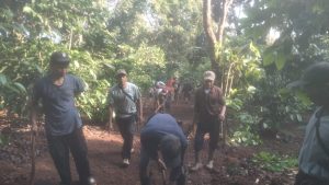 Pembuatan Jalan Usaha Tani Penghubung Dusun1 dan 9 Untuk Memudahkan  Anak Menuju Sekolah