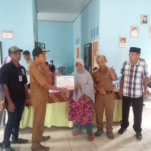 Pemerintah Kampung Kayu Batu Salurkan BLT DD Tahap 1 Tahun 2024
