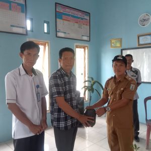 Tingkatkan Ketahanan Pangan Pemerintah Kampung Kayu Batu Bagikan Bibit Mangga dan Jeruk