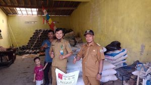 Kepala Kampung Gunung Baru Bagikan Pupuk NPK Bantuan Pemerintah Kepada Kelompok Tani