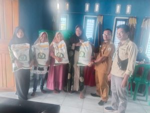 Tekan Inflasi Kepala kampung  Gunung  Baru Salurkan Bantuan Beras Cadangan Pangan Pemerintah