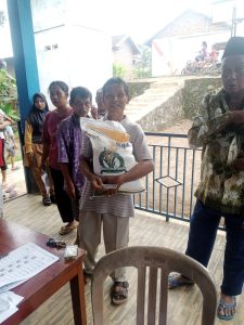 Jelang Hari Raya Kurban 91 KPM Warga Negeri Mulya Terima Beras CPP