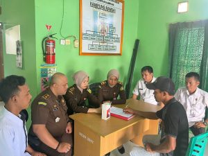 Kasi PB3R Kejari Way Kanan Kembalikan Hp Milik korban Yang Sudah Mempunyai Kekuatan Hukum Tetap Di Kampung Ramsai