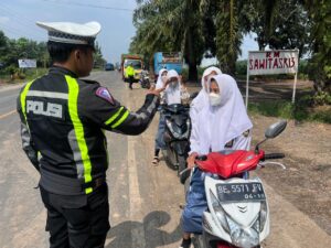 Demi Keselamatan, Polantas Tegur Pelajar Tak Kenakan Helm Saat Berkendara di Jalinsum