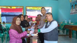 Bhabinkamtibmas Monitoring Penyaluran BLT Dana Desa di Jukuh Kemuning
