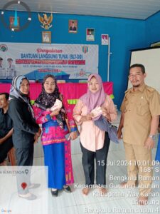 Kepala Kampung Bengkulu Raman Bagikan Insentif  Perangkat Kampungnya