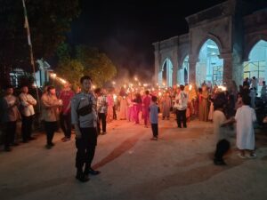 Sambut Tahun Baru Islam 1446 H, Polisi Berikan Pengamanan Pawai Obor di Km 5 Blambangan Umpu