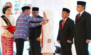 Bupati Nanang Ermanto dan Winarni Terima Tanda Kehormatan Satyalancana Wira