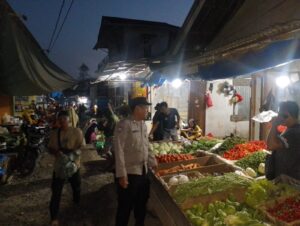 Patroli Jalan Kaki di Pasar Baradatu, Bhabinkamtibmas Ajak Warga Sukseskan Pilkada 2024