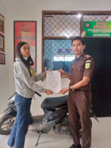 Kejari Way Kanan Kembalikan Barang 1 (satu) Unit Sepeda Motor Honda Beat warna Hitam kepada Korban