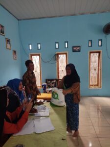 Kampung Kayu Batu Salurkan Beras CPP Kepada 92 KPM