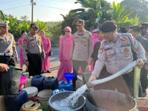 Polisi Peduli, Kapolres Way Kanan Salurkan Air Bersih di Negeri Baru