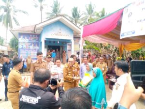 Bupati Way Kanan Membuka Pasar Murah Di Kampung Bengkulu Dalam Rangka Pengendalian Inflasi di Provinsi Lampung Tahun 2024