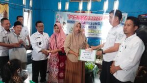 Camat Gunung Labuhan Hadiri Penyaluran BLT dan Pembagian Insentif Aparatur Kampung Gunung Baru