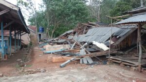 Bangunan Pasar Roboh Diterjang Angin Puting Beliung, Kakam Waytuba Minta Dinas Pasar Agar Segera Memperbaikinya