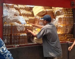 Kampanye Calon Bupati Lamsel Egi – Syaiful Bagikan Minyak Goreng Tampa Merk