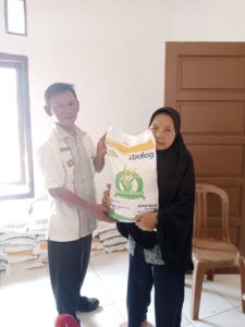 Kepala Kampung Negeri Mulya Bagikan Beras CPP Kepada Warganya