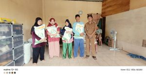 Jelang Nataru Pemerintah Kampung Kayu Batu Salurkan Beras CPP Untuk Bulan Desember 2024