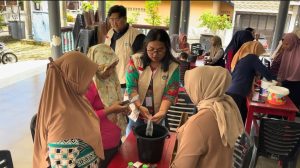 Mahasiswa KKN Unila Membawa Inovasi Pembuatan Sabun Cuci Piring Hemat Biaya