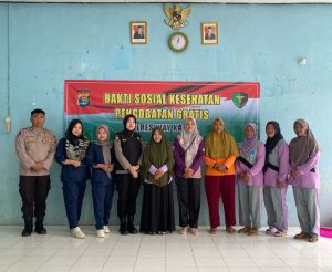Polres Way Kanan Gelar Pengobatan Gratis dan Bagi Takjil di Kampung Donomulyo