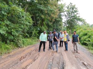 Kepala Kampung Karang Agung Beserta UPTD IV Provinsi Lampung, Tinjau kerusakan badan Jalan 