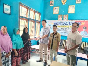 Ramadhan Berkah, Kepala Kampung Gunung Sari Salurkan BLT DD