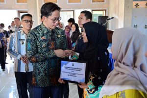 Bupati Egi Salurkan Insentif Kepada 5.160 Guru Honorer