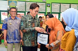 Bupati Egi Bagikan Insentif 713 Guru Honorer di Kecamatan Natar