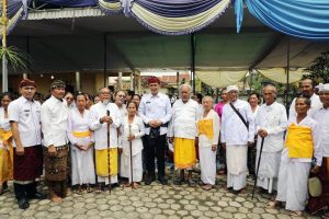 Bupati Egi Hadiri Upacara Melasti di Balinuraga