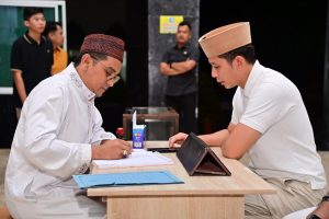 Bupati Radityo Egi Pratama Tunaikan Zakat di Masjid Agung Kalianda