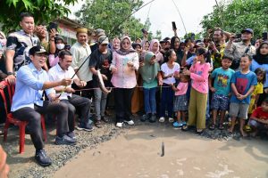 Ikut Mancing dan Bakar Lele di Lokasi Jalan Rusak, Bupati Egi Janji Perbaiki Tahun Ini