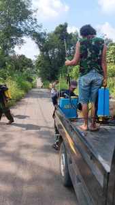 Kampung Curup Patah Melaksanakan Gotong Royong Penyemprotan Bahu Jalan Yang Di Tumbuhi Rumput Liar