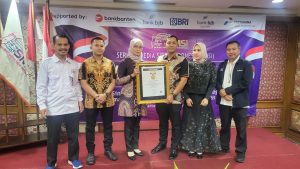 Kajari Lamsel Raih Anugerah Sahabat Media dari SMSI Pusat