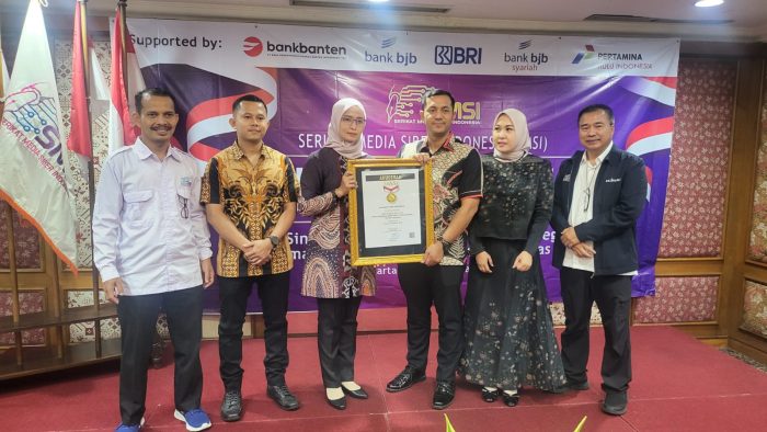 Kajari Lamsel Raih Anugerah Sahabat Media dari SMSI Pusat